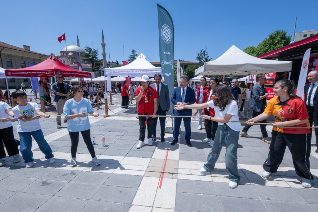 Vali Aksoy, Geleneksel Oyunlar Tırı’nda öğrencilerle buluştu