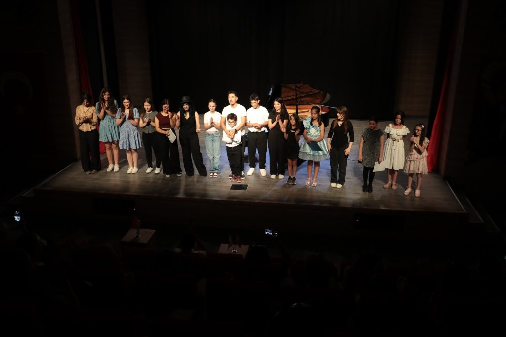 Minik piyanistlerden yıl sonu gösterisi