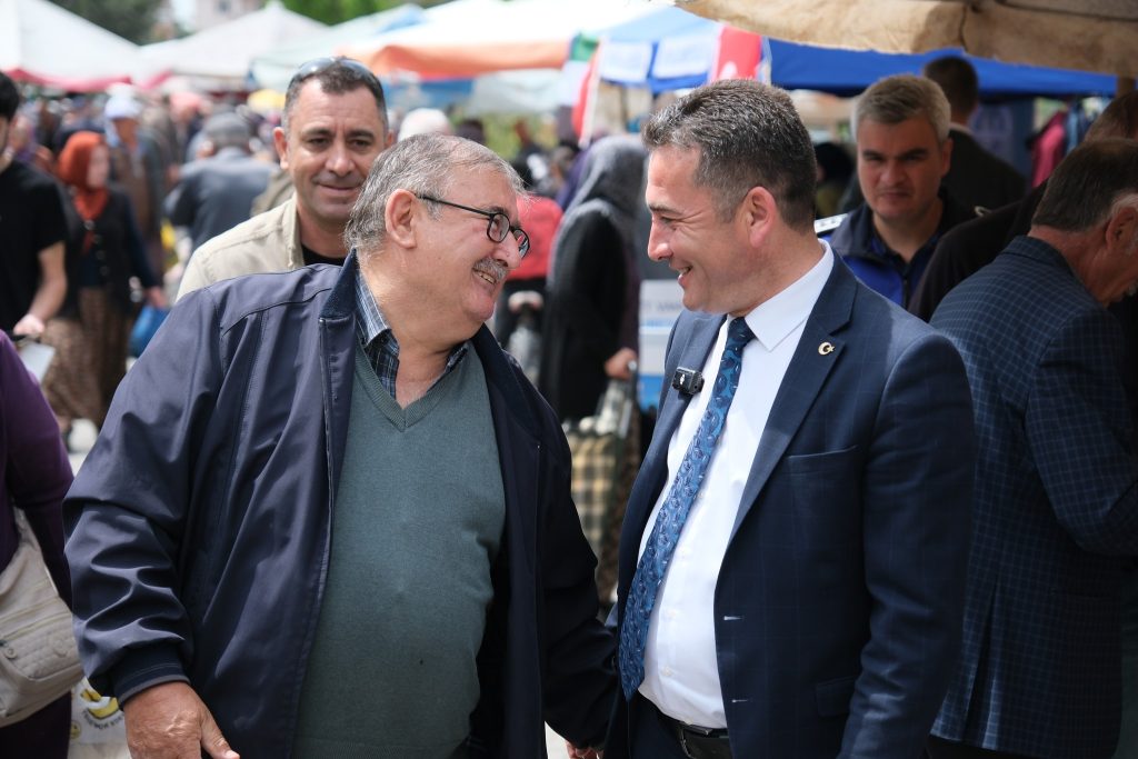 Başkan Dökmeci halk pazarını gezdi