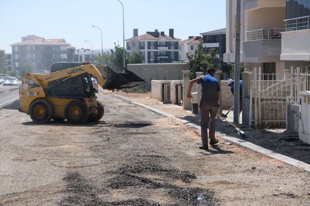 Fen işleri ekiplerinden Emek’te yoğun mesai