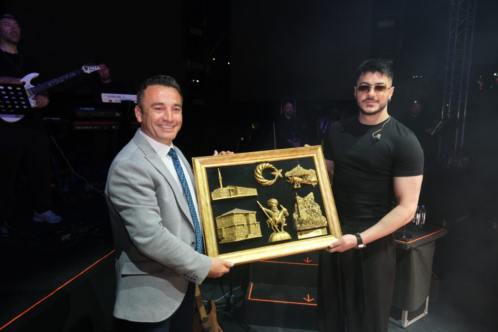 Muhteşem festivalde Semicenk ve Mithat Körler rüzgarı
