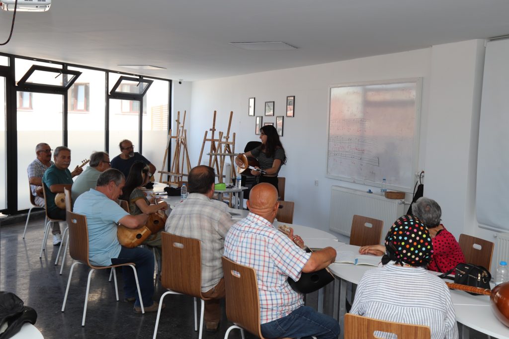 ‘Sağlıklı Yaş Alma Atölyeleri’nde bağlama kursu