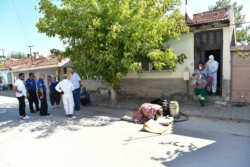 Komşuların ihbarıyla 2.6 ton çöp evden çıkarıldı