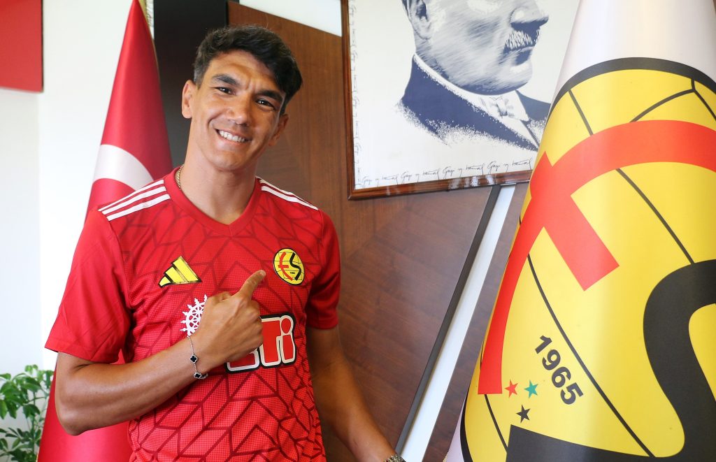 Eskişehirspor Akın Akman ile imzaları attı