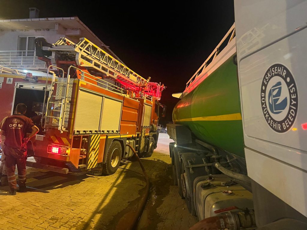 Büyükşehir Belediyesi Bilecik’teki yangına destek sağladı