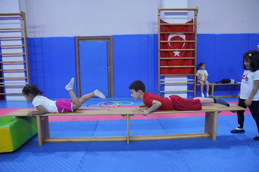 Geleceğin jimnastikçileri yetişiyor