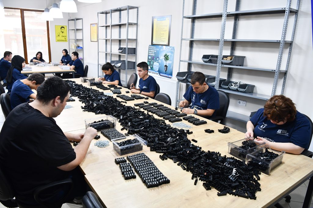 807 bin 346 adet parça monte edildi