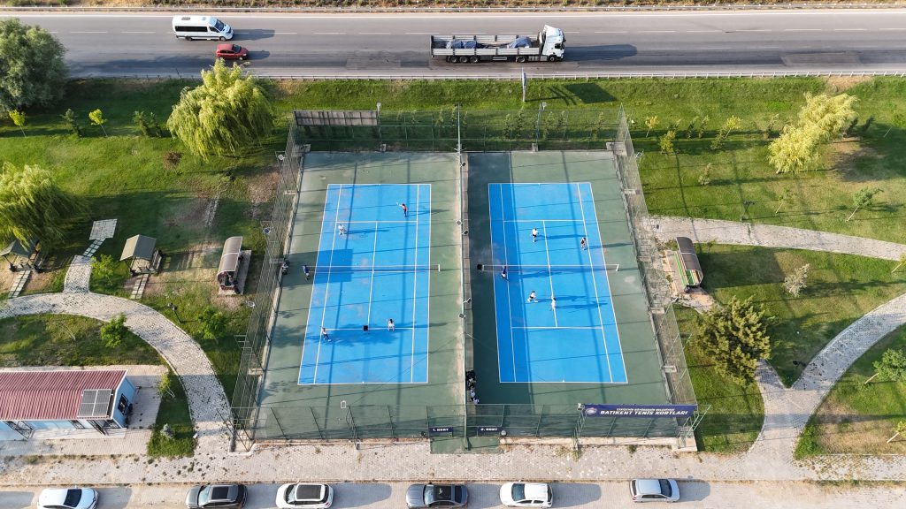Yetişkin ve çocuklar Batıkent Tenis Kortlarında buluşuyor