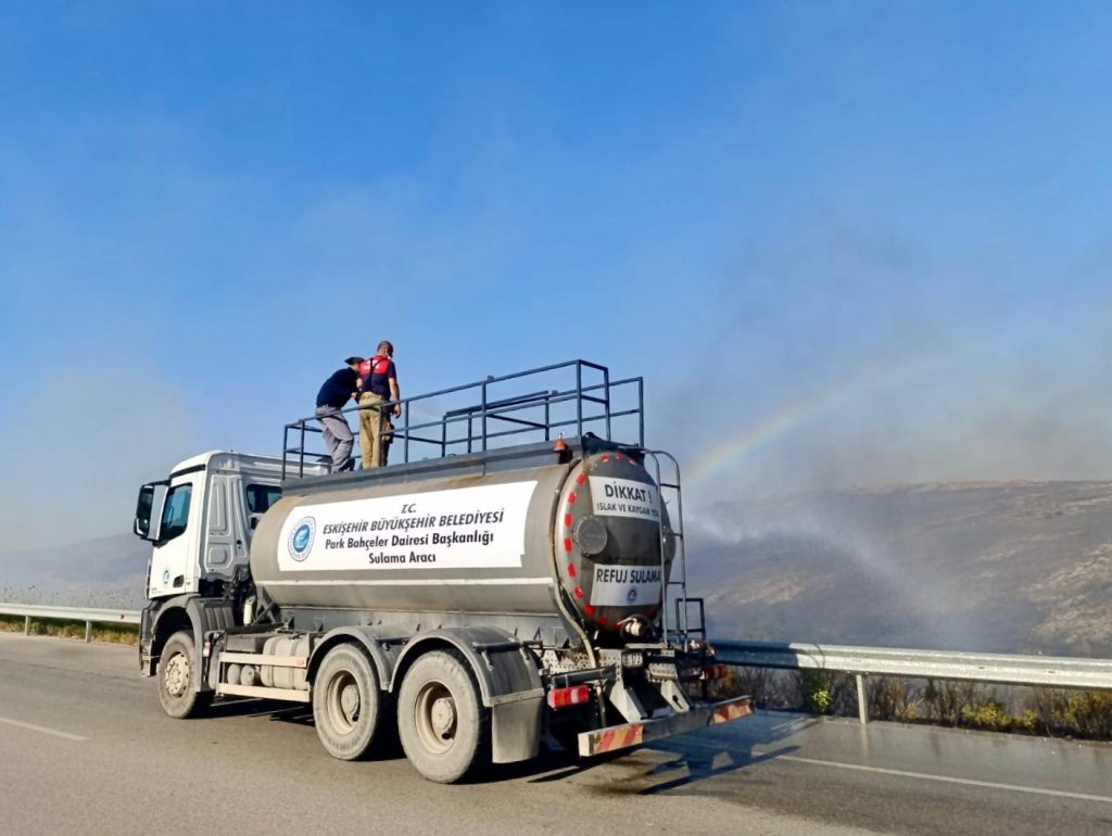 Büyükşehir ekipleri İzmir ve Manisa’da yangın bölgelerinde