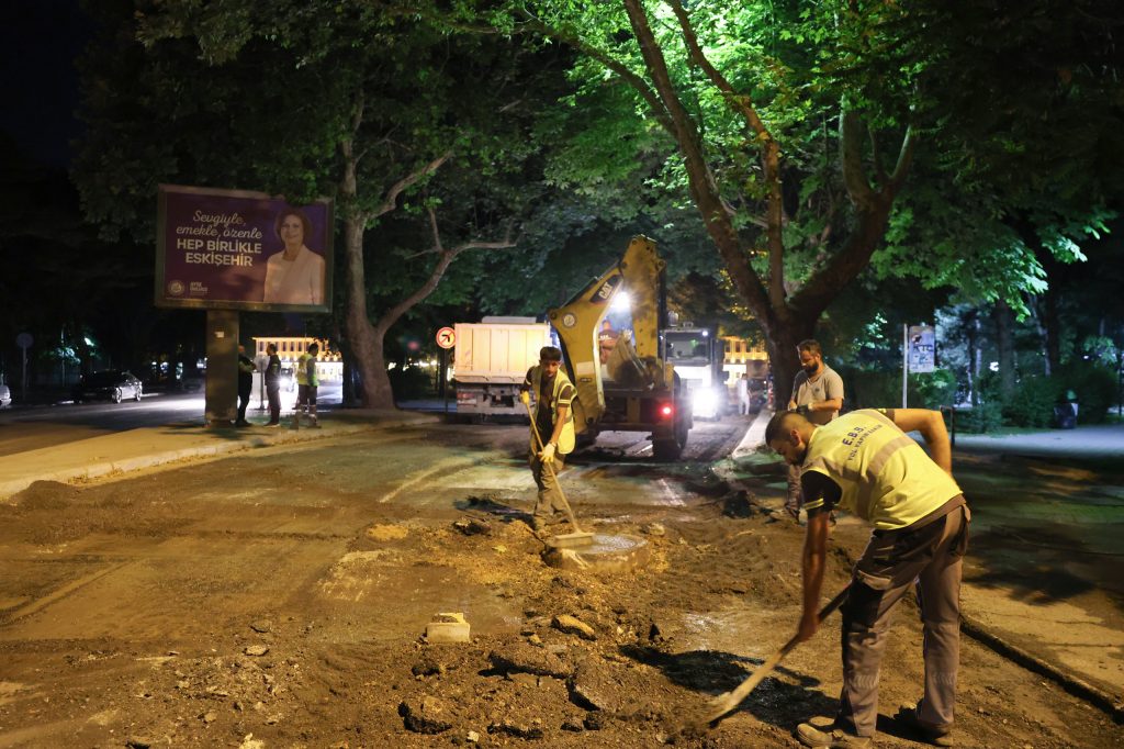 Yol bakım onarım çalışmaları gece gündüz devam ediyor