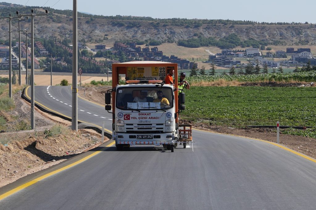 Yol çizgileri boyanıyor