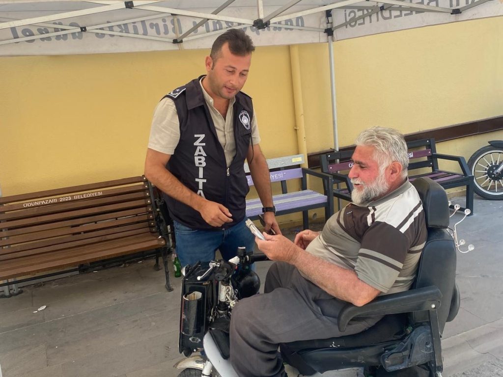 Zabıta ekipleri kayıp çantayı sahibine ulaştırdı