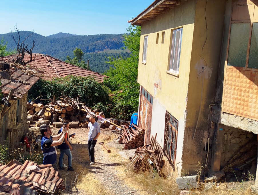Tepebaşı ekipleri Balıkesir’de depremin hasar tespit çalışmalarını yapıyor