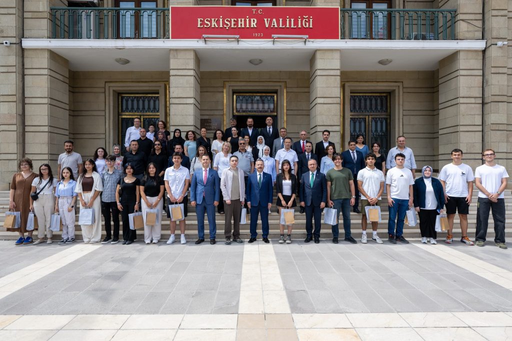YKS’de ilk 500’e giren öğrenciler Vali Aksoy ile buluştu