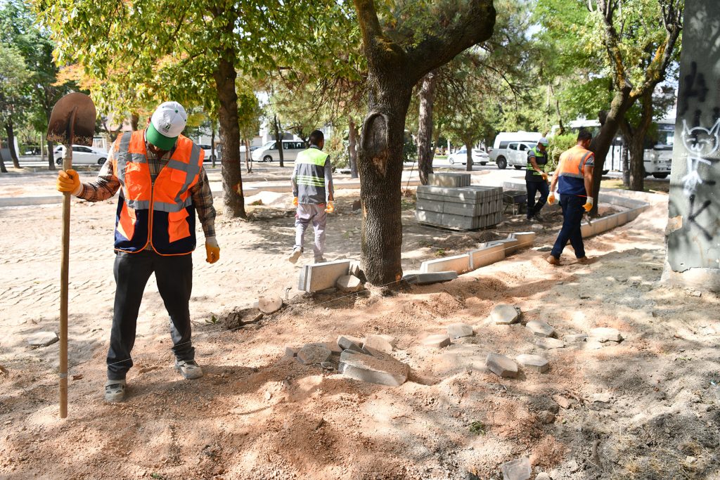 Tepebaşı parkları bir bir yenileniyor