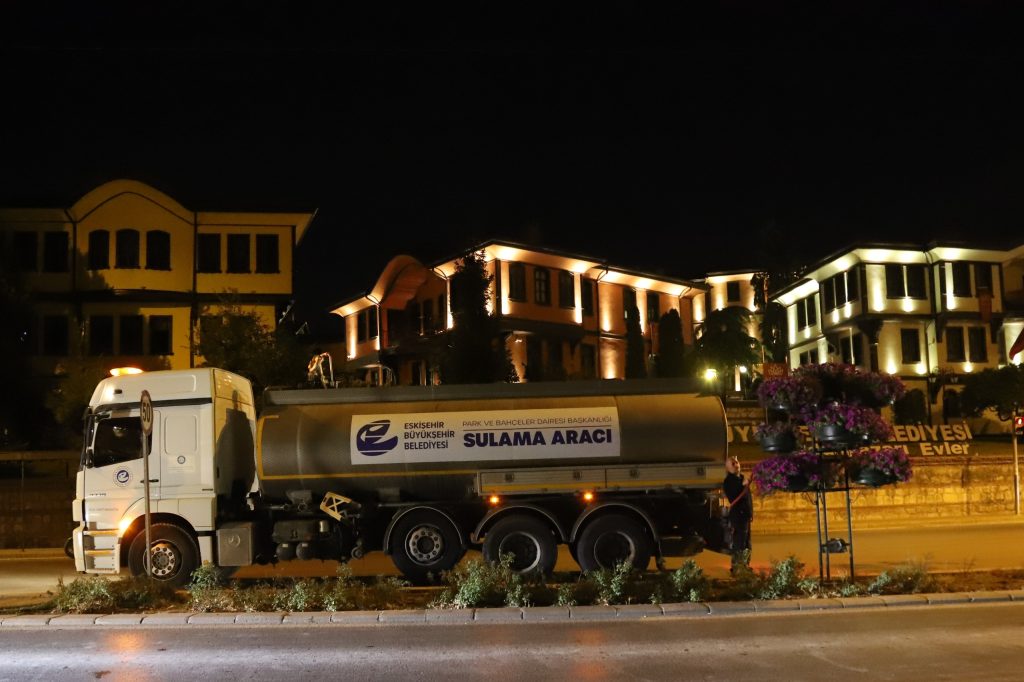 Şehri süsleyen ağaç ve çiçekler gece mesaisiyle canlanıyor