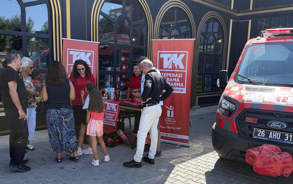 TAK ekibi Batıkent’te vatandaşlarla buluştu