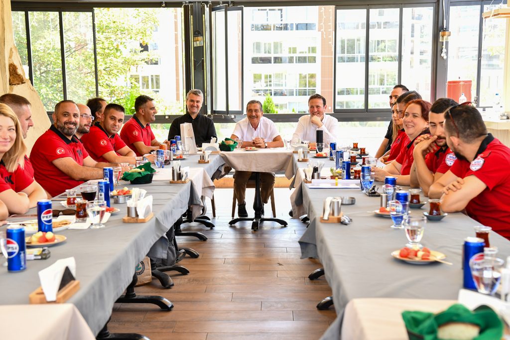 Başkan Ataç orman yangınlarında çalışan ekiple bir araya geldi