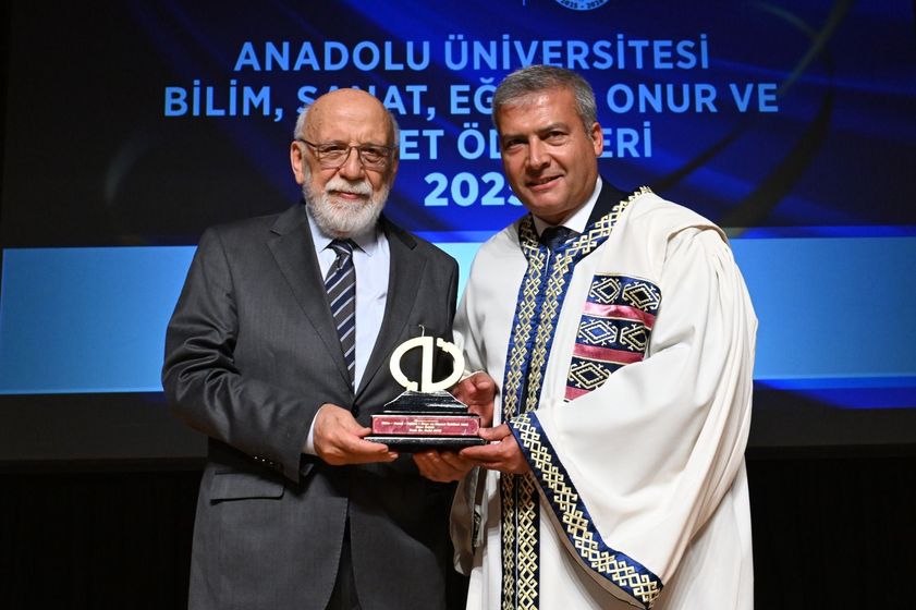 Anadolu Üniversitesi’nde akademik yıl törenle başladı