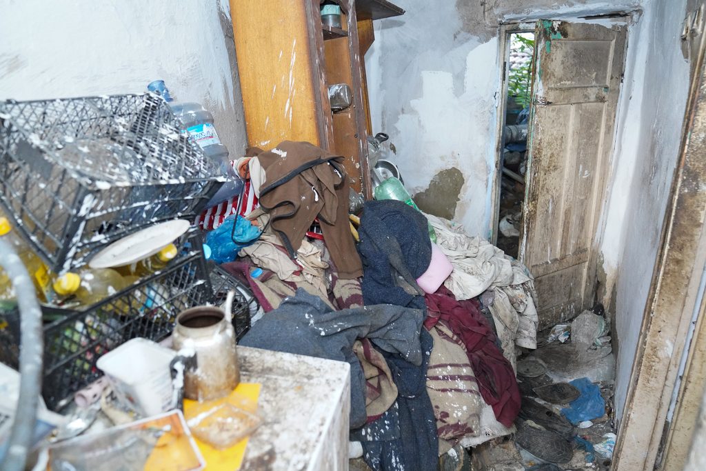 Tepebaşı’nda çöp ev boşaltılarak temizlendi