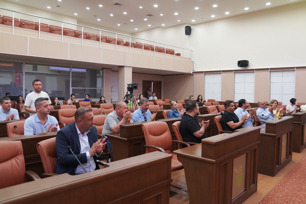 Tepebaşı’nda kadrolu işçilerin sözleşme sevinci