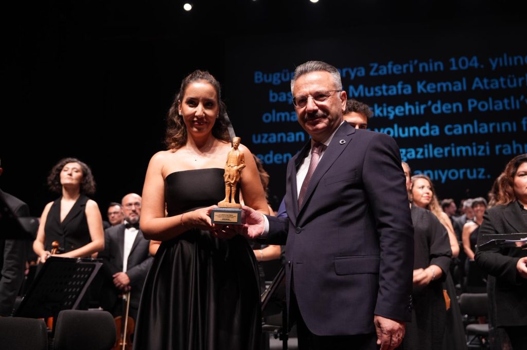 “Yankılı Tepeler Senfonik Şiiri” ayakta alkışlandı