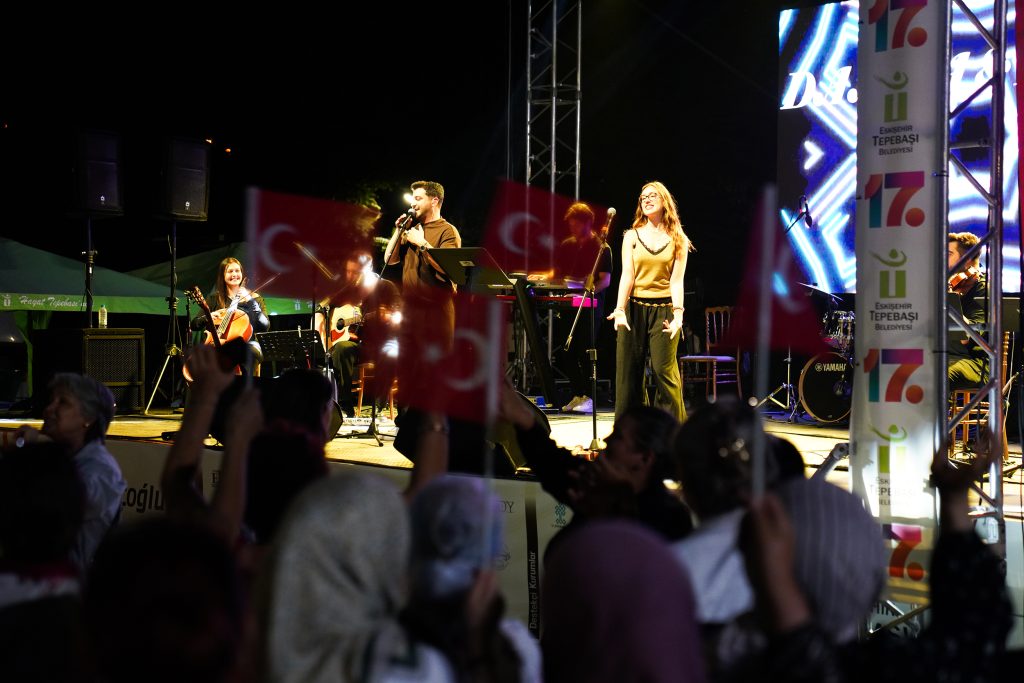 Sempozyumda Damla ve Habip sahne aldı