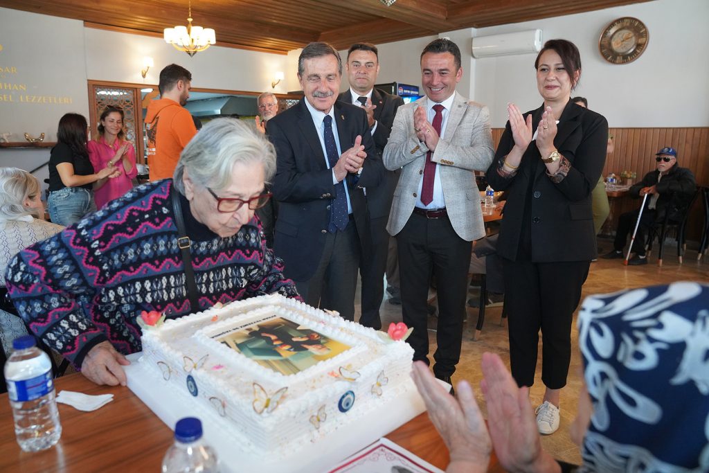 Ayhan teyzeye 80 yıldır beklediği doğum günü sürprizi!