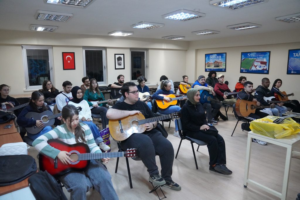 Gitar ve bağlama kurslarına gençlerden yoğun ilgi