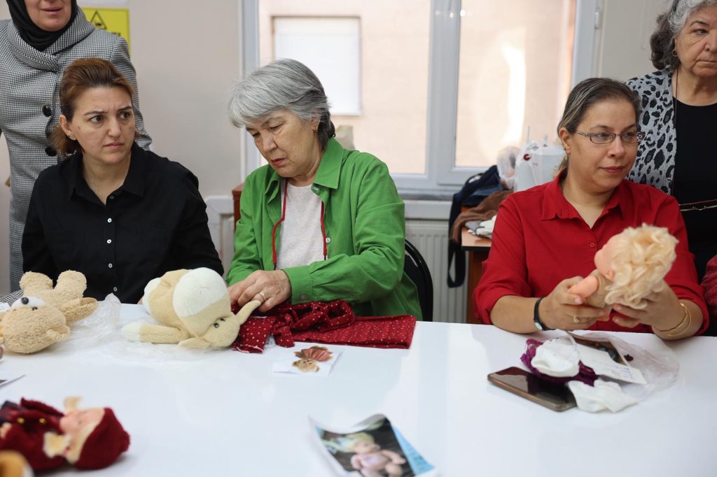 Atık oyuncaklar dikiş kursiyerlerince yeniden hayat buluyor