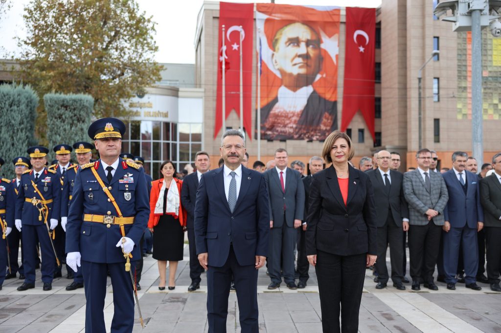 29 Ekim Cumhuriyet Bayramı çelenk sunma töreniyle başladı