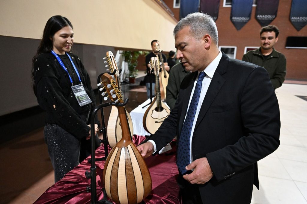 Çalgı Yapımı ve Onarımı Bölümü öğrencilerinin sergisi ziyarete açıldı