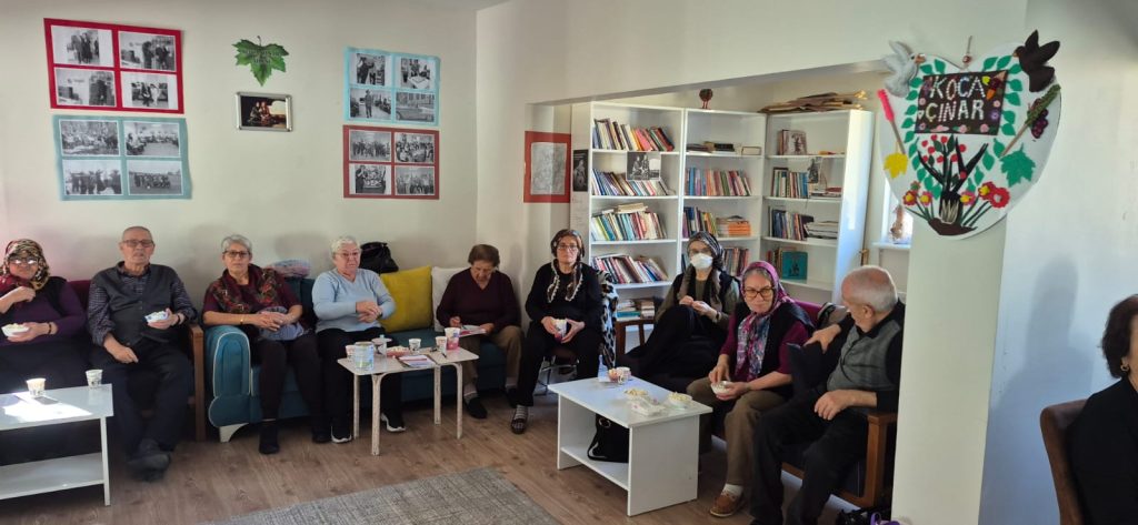 Koca çınarların sinema keyfi