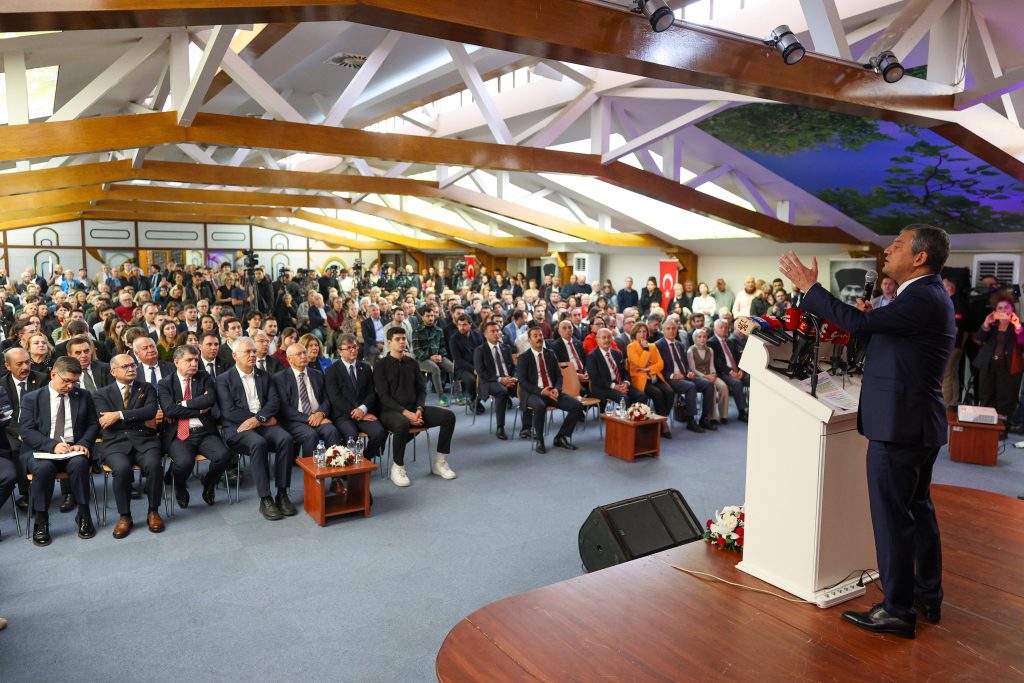 CHP Lideri Özel, üniversitelerin önemine dikkat çekti