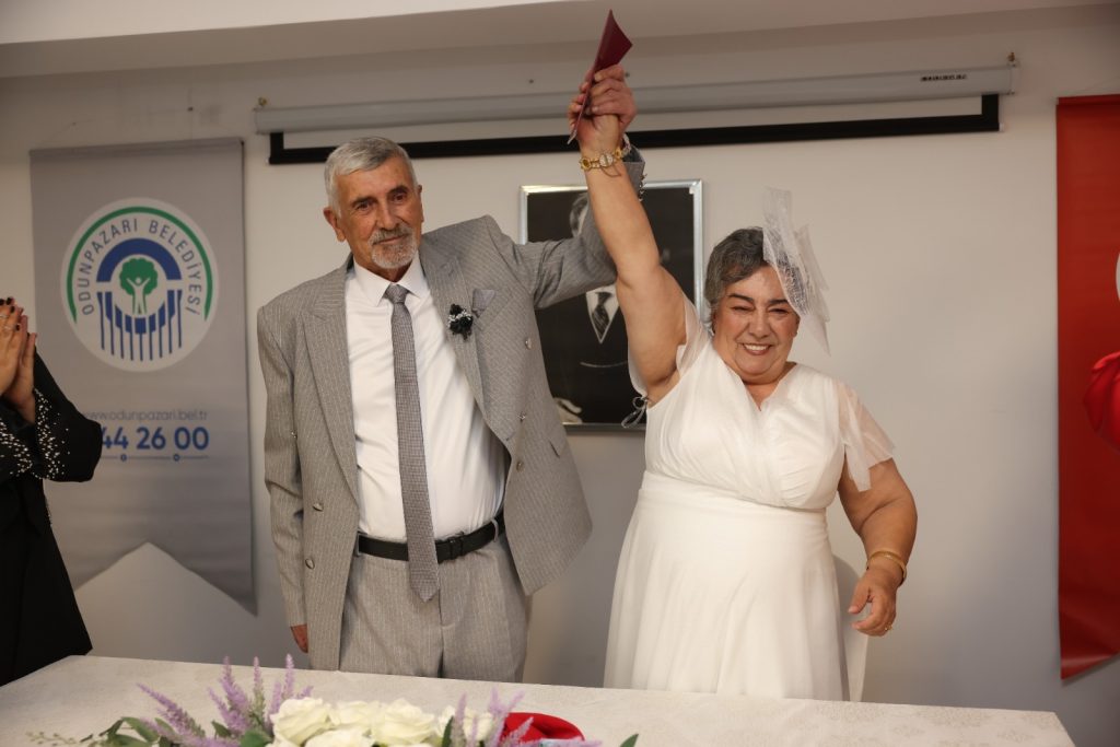 Yaşlı Bakım Merkezi sakini çift mutluluğa ‘Evet’ dedi