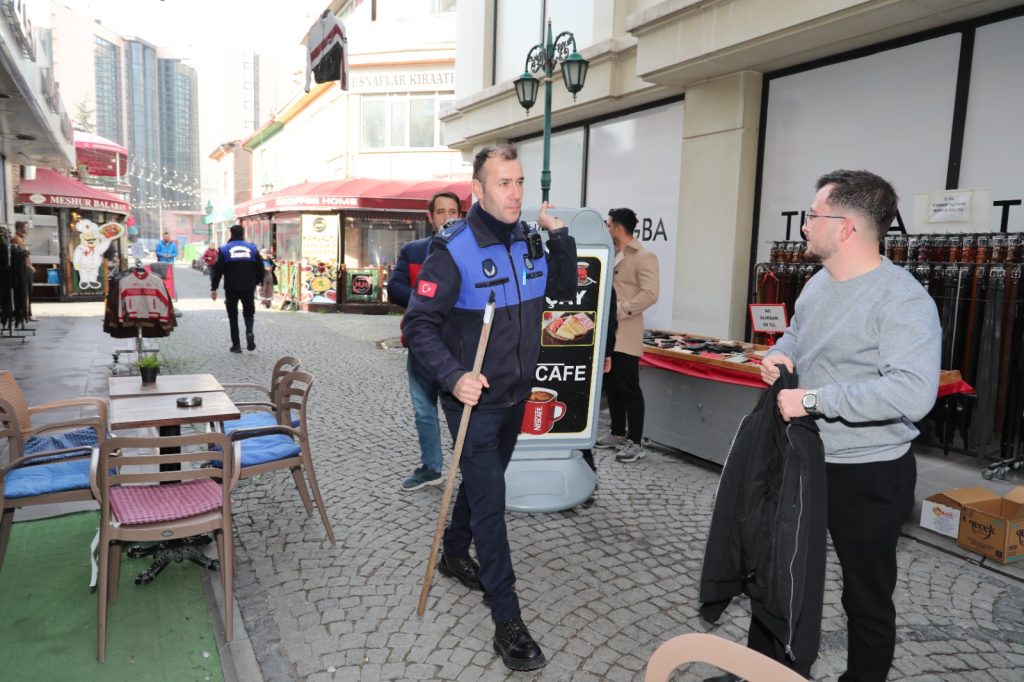 Zabıta kaldırım işgali denetimlerini hızla sürdürüyor