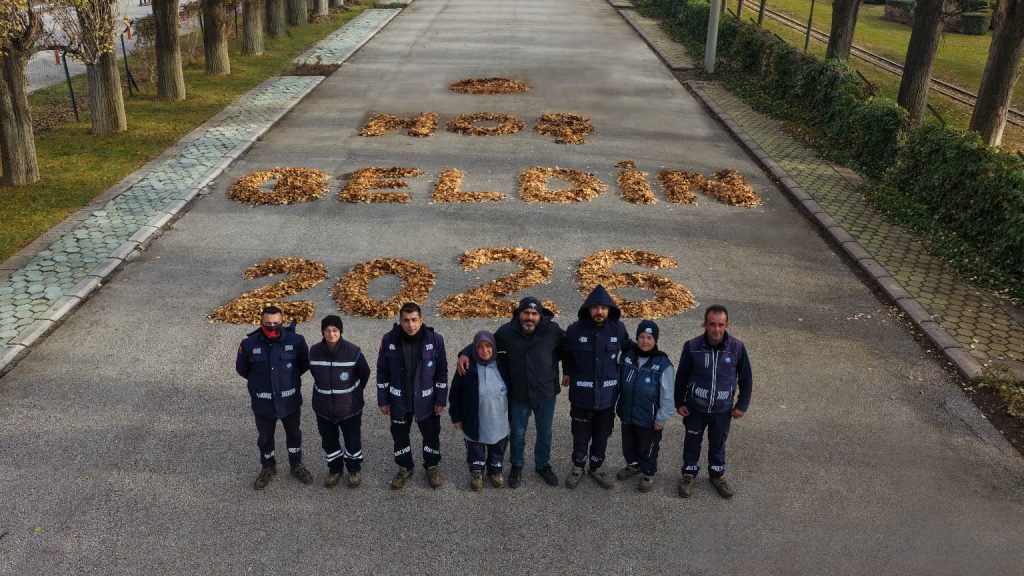 Dökülen yapraklarla renkli yeni yıl karşılaması