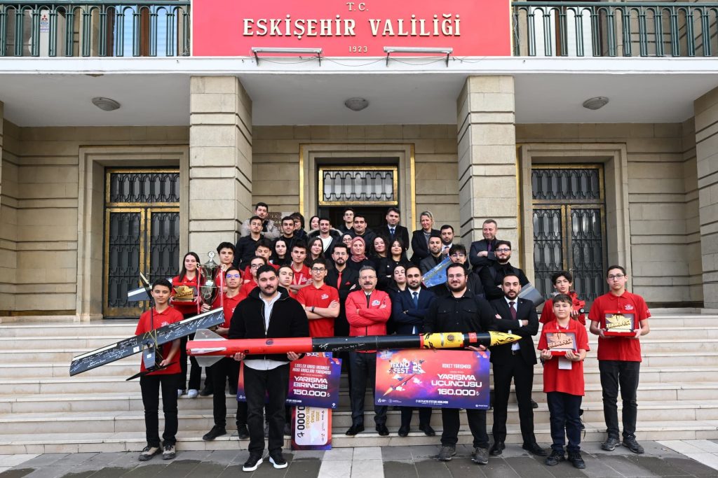 Teknofest’te başarı sağlayan öğrencilerden Vali Aksoy’a ziyaret