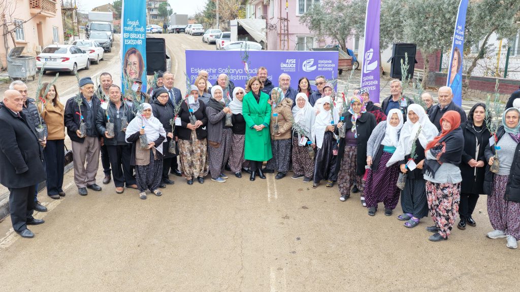 Sarıcakaya ve Mihalgazi çiftçisine zeytin fidanları törenle dağıtıldı