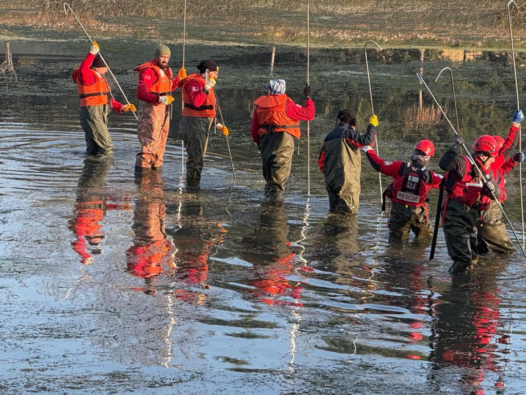 Kaybolan öğretmen için su içi ve kıyı araması sürüyor