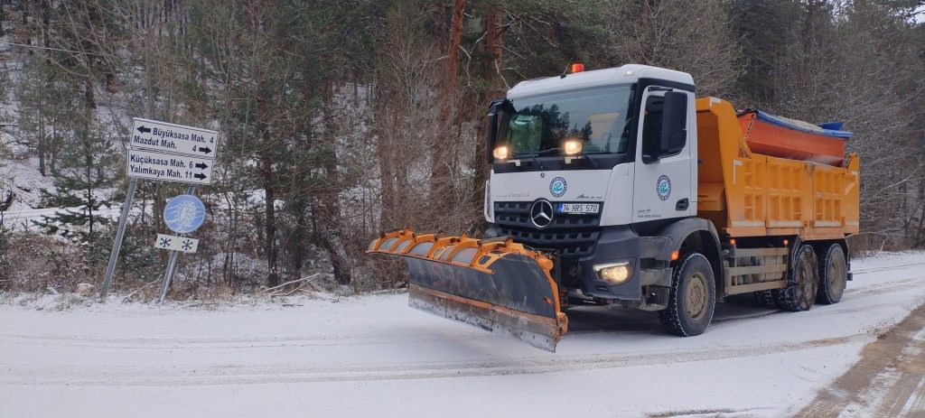 Kar kaplı yollar gece gündüz temizleniyor