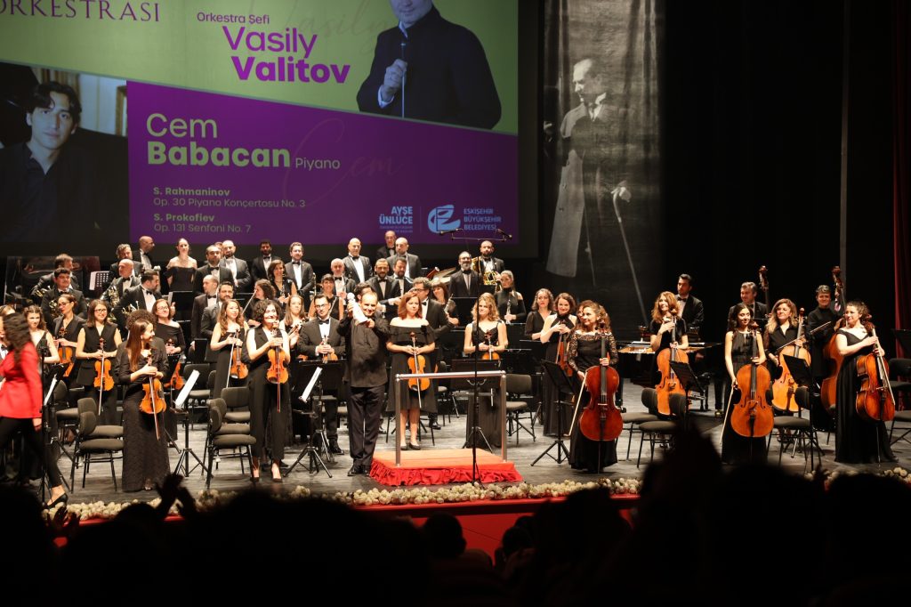 Cem Babacan solistliğinde muhteşem konser
