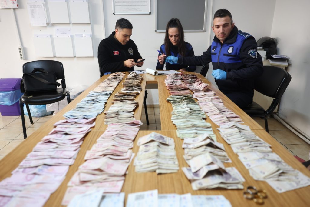 Dilenciden 30 bin TL ve tren biletleri çıktı