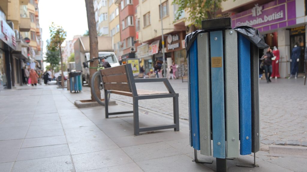 Odunpazarı’nda çöp kovaları geri dönüşümle üretiliyor