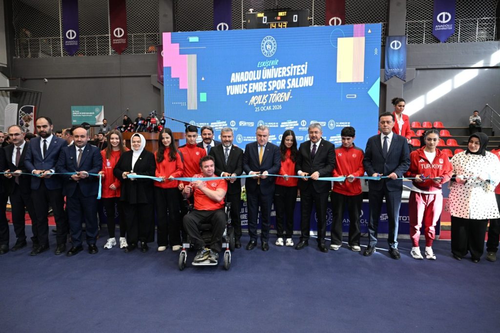 Yunus Emre Kapalı Spor Salonu, Bakan Bak tarafından hizmete açıldı