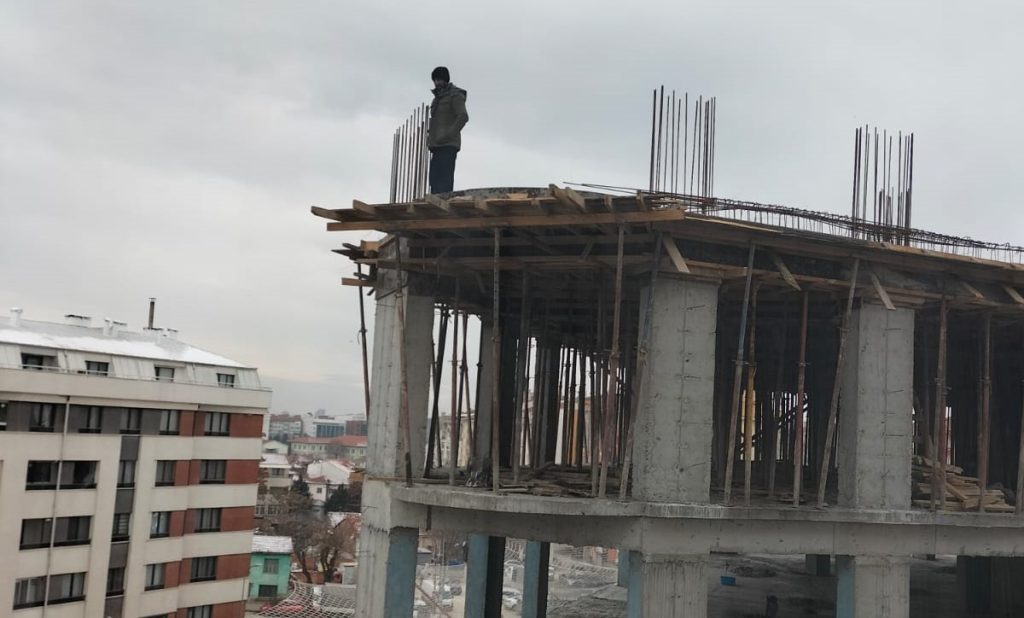 Dondurucu soğukta saatlerce inşaatın 5’inci katından inmedi