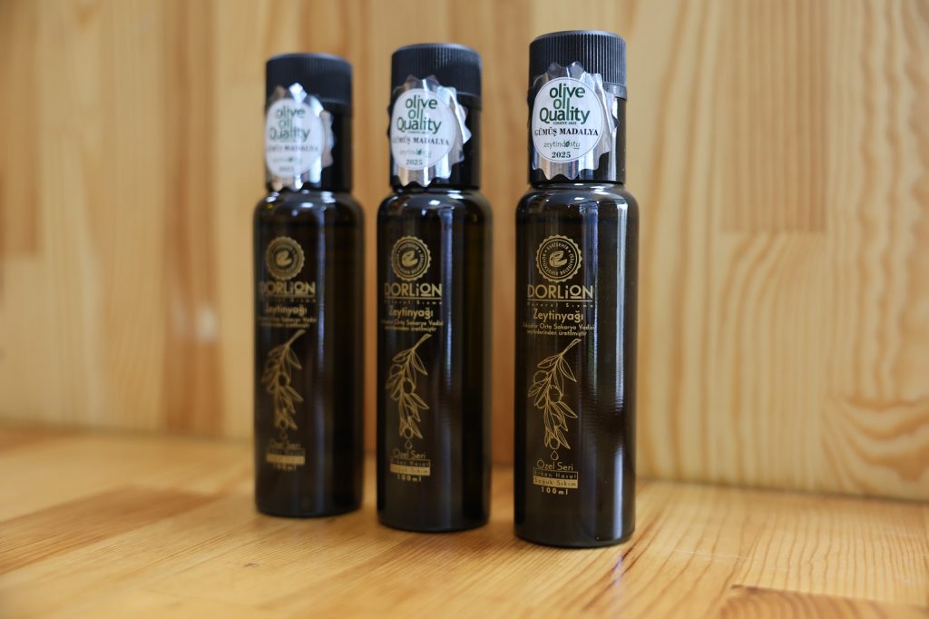 Dorlion zeytinyağının özel tasarım etiketlerle yenilendi