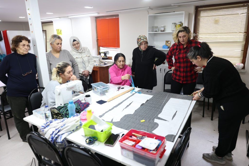 Kadınlar Giyim Atölyesi’nde hem üretiyor hem güçleniyor