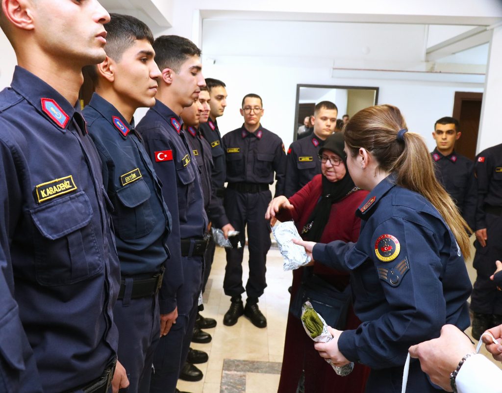 Görev yapan askerlere gazi eşinden anlamlı hediye