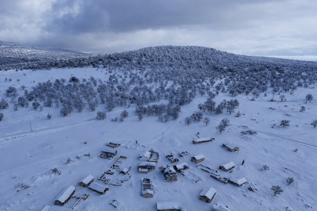Köyde karda mahsur kalan hastaya yolları belediye açtı